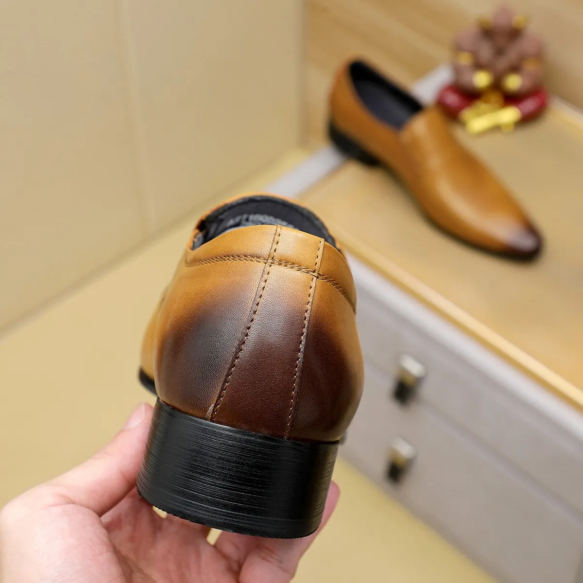 Men's shoes 💰540 💰 Louis Vuitton LV ® Autumn and Winter 🆕 models 🔛Full shoe counter First layer cowhide, 🐂Leather lined casual shoes for men, super soft outsole, essential for driving. Counter synchronization Original first layer cowhide Completely 1:1 mold customization 🌹Top version, 3 colors available! Number: 38-45 (37.46. Customized)